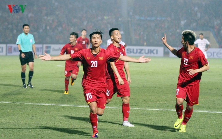ฟุตบอลชายทีมชาติเวียดนามผ่านเข้ารอบรองชนะเลิศด้วยการเป็นแชมป์กลุ่มเอในการแข่งขันฟุตบอลเอเอฟเอฟ ซูซูกิ คัพ 2018  - ảnh 1