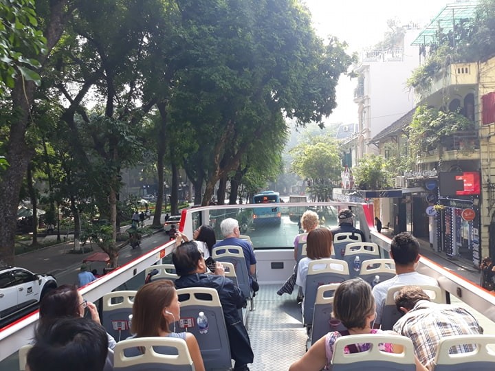 รถเมล์สองชั้น เที่ยวตัวเมืองสัมผัสบรรยากาศของฮานอย - ảnh 3