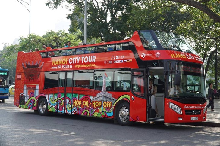 รถเมล์สองชั้น เที่ยวตัวเมืองสัมผัสบรรยากาศของฮานอย - ảnh 5