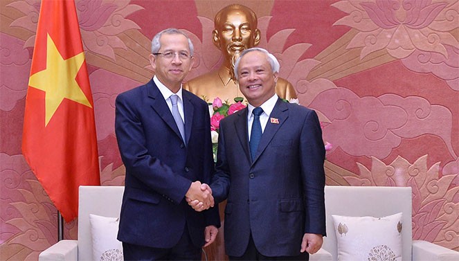 รองประธานสภาแห่งชาติเวียดนาม อวงจูลิว ให้การต้อนรับคณะผู้แทนศาลฎีกาไทย - ảnh 1