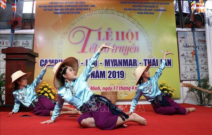 การพบปะกับนักศึกษาลาวและกัมพูชาที่กำลังศึกษาในเวียดนามในโอกาสเทศกาลบุญปีใหม่และโจลชนัมทเมย - ảnh 2