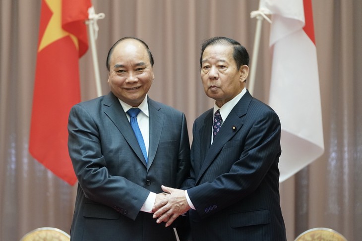 นายกรัฐมนตรี เหงียนซวนฟุ๊กให้การต้อนรับประธานสหภาพส.ส.มิตรภาพญี่ปุ่น – เวียดนามและเข้าร่วมเทศกาลดอกบัวญี่ปุ่น – เวียดนาม - ảnh 1