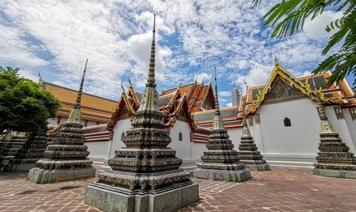 เยือนวัดโพธิ์ที่มีพระพุทธไสยาสน์ที่มีขนาดใหญ่เป็นอันดับ 3 ในประเทศไทย - ảnh 2