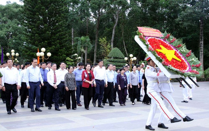 ประธานสภาแห่งชาติ เหงียนถิกิมเงินไปจุดธูปในวิหารทหารพลีชีพเพื่อชาติที่นครโฮจิมินห์ - ảnh 1
