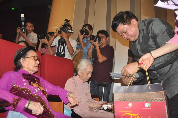 รายการศิลปะ “ภูมิใจปิตุภูมิเวียดนาม” สรรเสริญคุณค่าแห่งคุณธรรมพื้นเมืองของประชาชาติ - ảnh 1