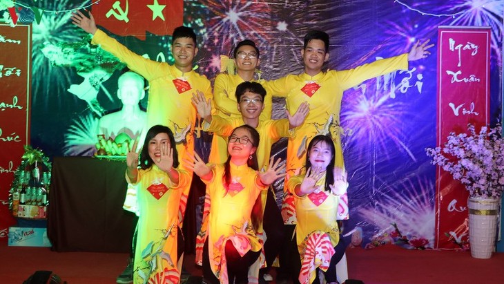 นักศึกษาเวียดนามในประเทศกัมพูชาและชมรมชาวเวียดนามในประเทศออสเตรเลียต้อนรับปีใหม่ 2020 - ảnh 1