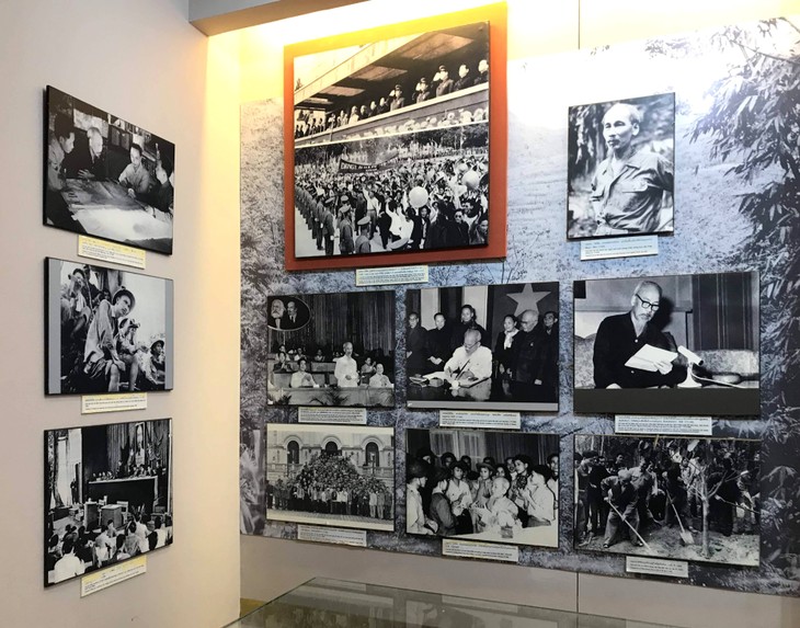 อนุสรณ์สถานประธานโฮจิมินห์ในแขวงคำม่วน ประเทศลาว ร่องรอยเกี่ยวกับความสามัคคีเวียดนาม – ลาว - ảnh 15