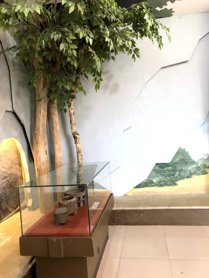 อนุสรณ์สถานประธานโฮจิมินห์ในแขวงคำม่วน ประเทศลาว ร่องรอยเกี่ยวกับความสามัคคีเวียดนาม – ลาว - ảnh 23