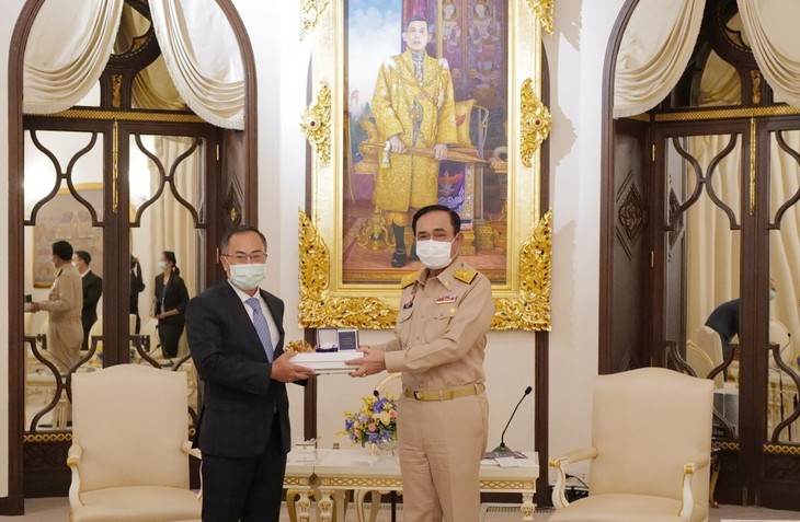 นายกรัฐมนตรีไทยให้ความสำคัญต่อความสัมพันธุ์หุ้นส่วนยุทธศาสตร์กับเวียดนาม - ảnh 1