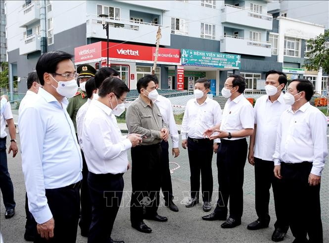นายกรัฐมนตรีฝ่ามมิงชิ้งลงพื้นที่ตรวจสอบการป้องกันและควบคุมการแพร่ระบาดของโรคโควิด -19 ในนครโฮจิมินห์ - ảnh 1