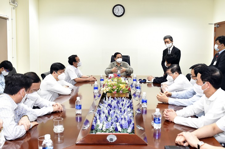 นายกรัฐมนตรี ฝ่ามมิงชิ้ง ประชุมกับผู้บริหาร 8 จังหวัดและนครในภาคใต้เวียดนามเกี่ยวกับการป้องกันและควบคุมการแพร่ระบาดของโรคโควิด -19 - ảnh 1