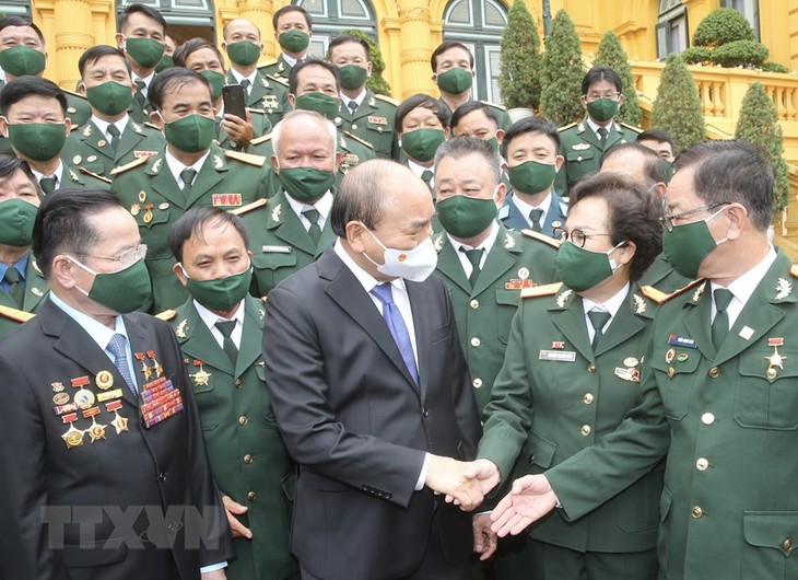 ประธานประเทศเหงียนซวนฟุ๊ก พบปะกับตัวแทนดีเด่นของสมาคมนักธุรกิจทหารผ่านศึกเวียดนาม - ảnh 1