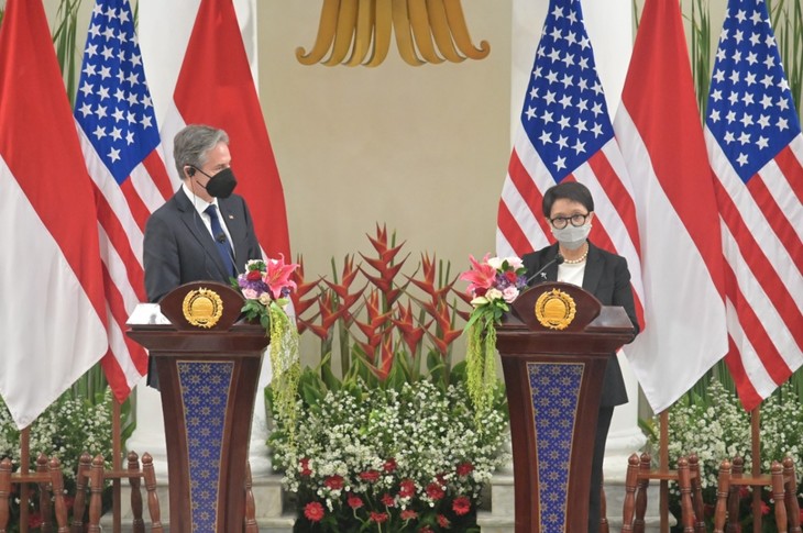 สหรัฐและอินโดนีเซียกระชับความร่วมมือและให้คำมั่นต่อเสรีภาพในการเดินเรือในทะเลตะวันออก - ảnh 1