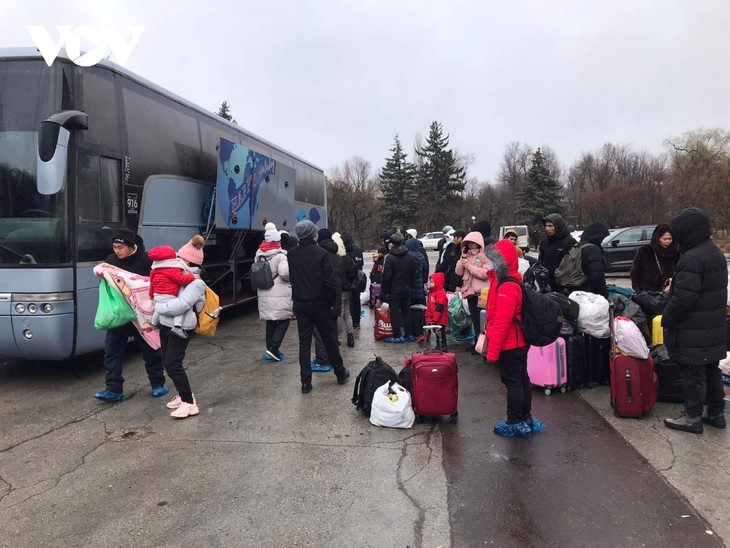 ชาวเวียดนาม 370 คนในยูเครนเดินทางถึงโรมาเนียอย่างปลอดภัย - ảnh 1