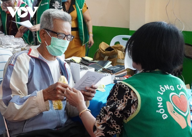 แพทย์เวียดนามให้บริการตรวจสุขภาพและแจกยาฟรีให้แก่ชาวเวียดนามที่อาศัยในประเทศลาวและประชาชนลาว - ảnh 1