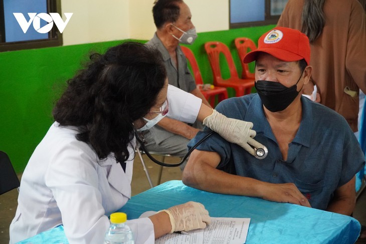 แพทย์เวียดนามให้บริการตรวจสุขภาพและแจกยาฟรีให้แก่ชาวเวียดนามที่อาศัยในประเทศลาวและประชาชนลาว - ảnh 2