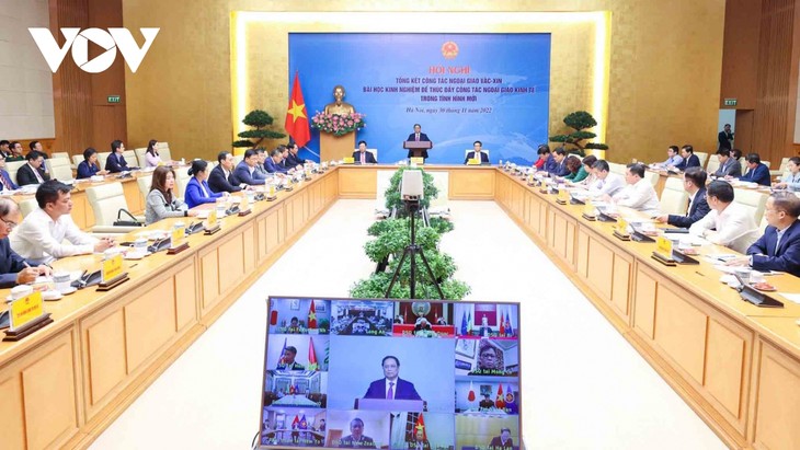 นายกรัฐมนตรี ฝ่ามมิงชิ้ง เป็นประธานการประชุมสรุปผลงานด้านการทูตวัคซีน - ảnh 1