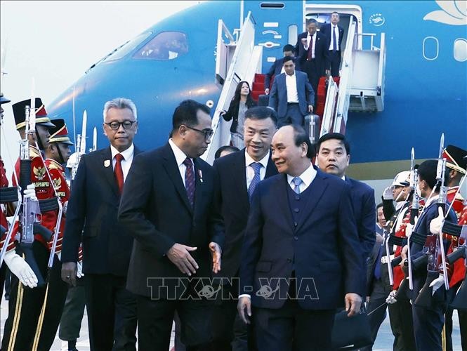 ประธานประเทศ เหงียนซวนฟุ๊ก เดินทางถึงกรุงจาการ์ตา เริ่มการเยือนประเทศอินโดนีเซียอย่างเป็นทางการ - ảnh 1