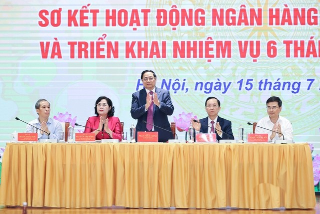 นายกรัฐมนตรี ฝ่ามมิงชิ้ง เข้าร่วมการประชุมสรุปผลการปฏิบัติงานของหน่วยงานธนาคารใน 6 เดือนแรกของปี 2023 - ảnh 1