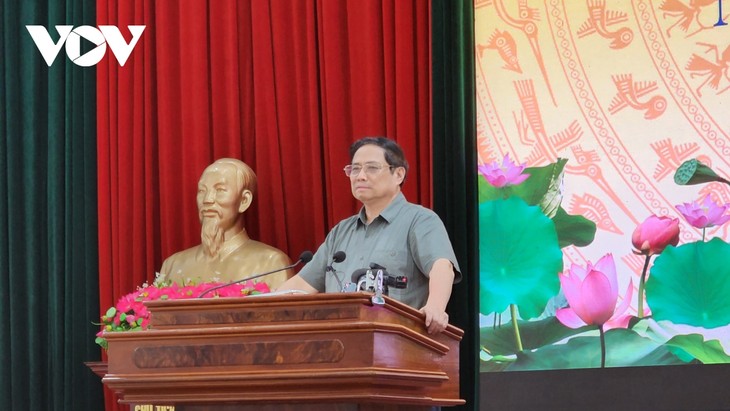 นายกรัฐมนตรี ฝามมิงชิ้ง ประชุมกับผู้บริหาร 13 จังหวัดในเขตที่ราบลุ่มแม่น้ำโขง - ảnh 1