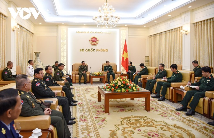 นายกรัฐมนตรีเวียดนามให้การต้อนรับเสนาธิการใหญ่กองทัพแห่งชาติกัมพูชา - ảnh 1