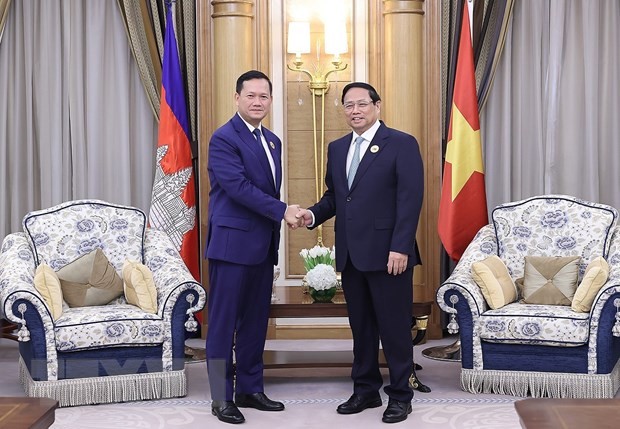 นายกรัฐมนตรี ฝ่ามมิงชิ้ง พบปะกับพลเอก ฮุน มาเนตนายกรัฐมนตรีกัมพูชา - ảnh 1