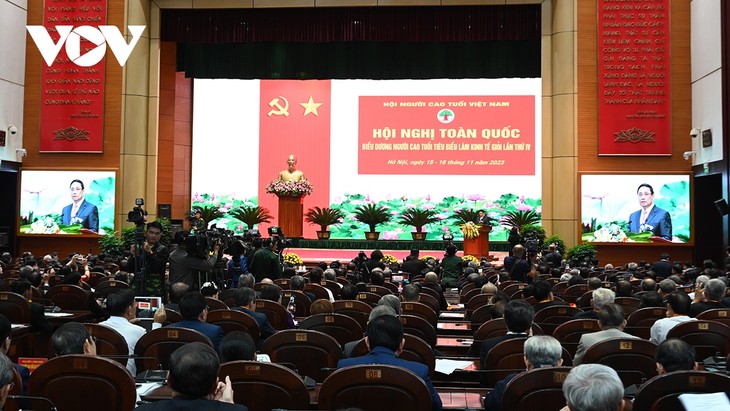นายกรัฐมนตรี ฝ่ามมิงชิ้ง เข้าร่วมการประชุมยกย่องสดุดีผู้สูงอายุทำธุรกิจเก่งในทั่วประเทศครั้งที่ 4 ระยะปี 2018-2023 - ảnh 1