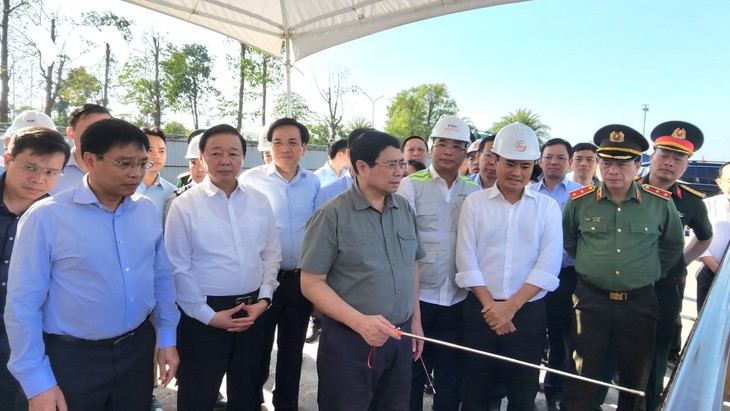 นายกรัฐมนตรี ฝ่ามมิงชิ้ง กำชับให้เร่งก่อสร้างเส้นทางแนวระเบียงหมายเลข 3 ของนครโฮจิมินห์ให้เสร็จเรียบร้อยภายในปีนี้ - ảnh 1