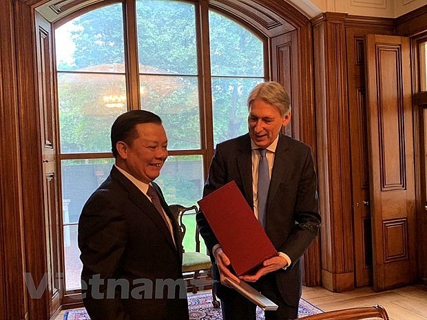 Vietnam, UK boost finance cooperation - ảnh 1