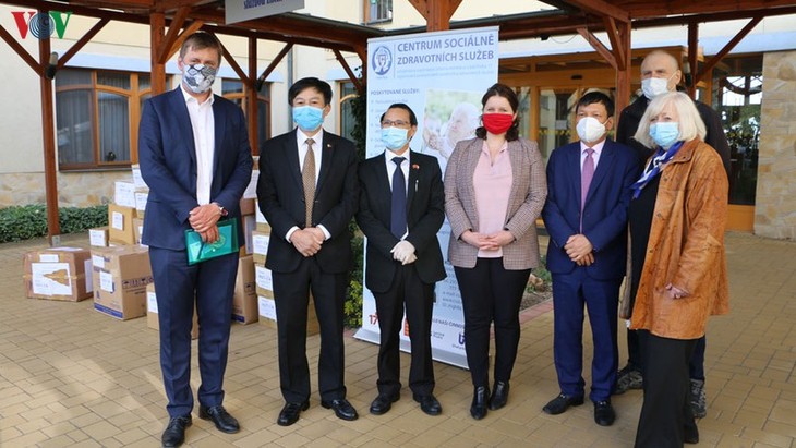 Vietnamese in Czech give face masks to nursing homes - ảnh 1