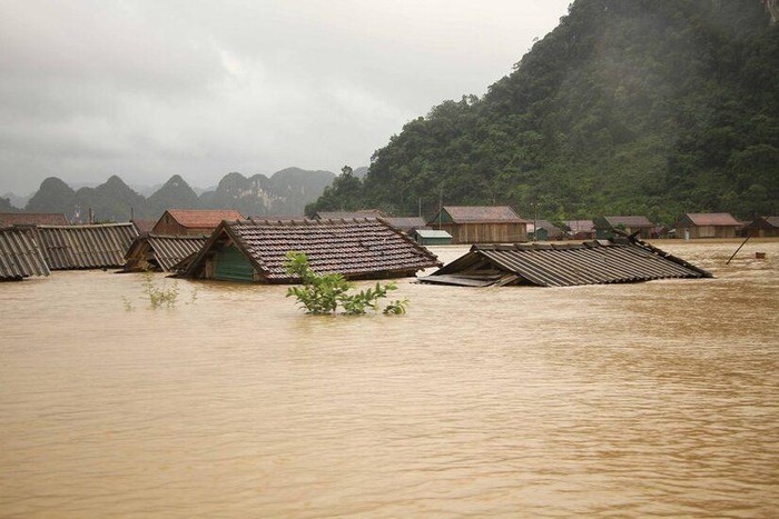 21 dead, 14 missing in central Vietnam floods  - ảnh 1