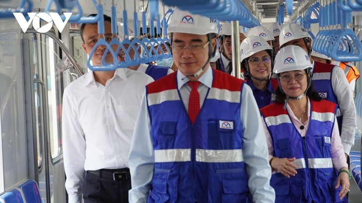 HCM City welcomes first train on Metro Line No 1 Ben Thanh - Suoi Tien - ảnh 1