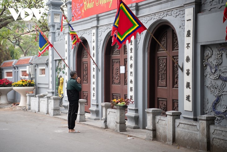 Temples, pagodas in Hanoi close during the COVID-19 pandemic - ảnh 4