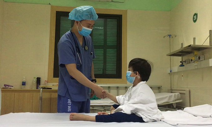 7-year-old boy, Vietnam's youngest heart transplant recipient, goes home - ảnh 1