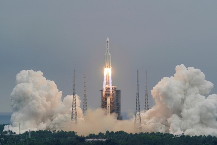 China says remnants of rocket landed in Indian Ocean - ảnh 1