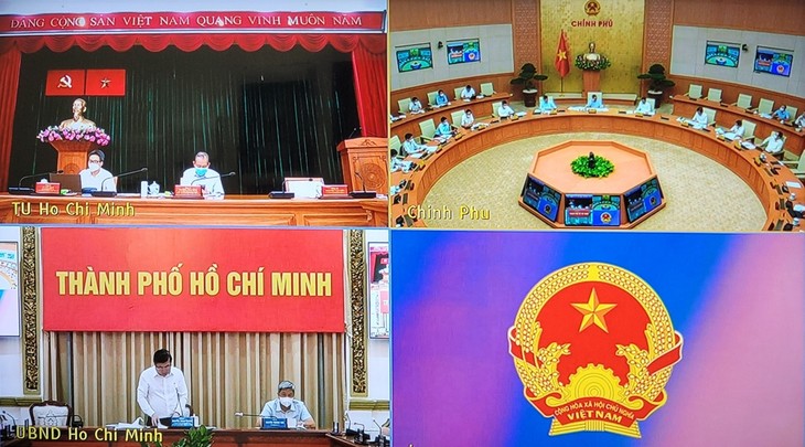 PM discusses with Ho Chi Minh City leaders solutions to COVID-19 control - ảnh 1