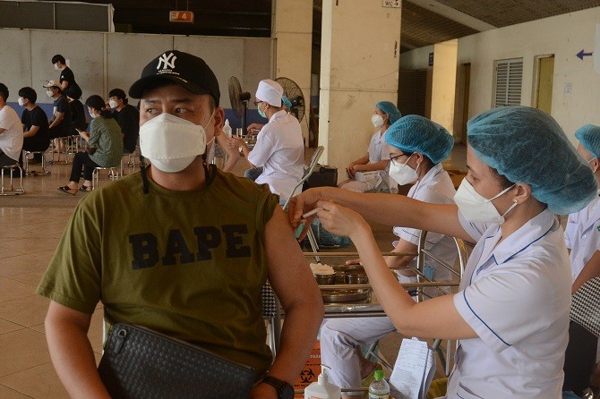 Hanoi vaccinates foreigners against COVID-19  - ảnh 1