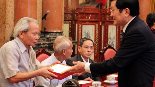 Chủ tịch nước Trương Tấn Sang tiếp các cựu cán bộ phục vụ Bác Hồ - ảnh 1