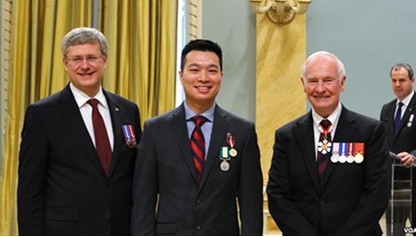 Thanh niên gốc Việt nhận Huy chương của Nữ hoàng Anh  - ảnh 1