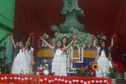 Người Việt ở Anh tổ chức trọng thể Đại Lễ Vu Lan Báo Hiếu phật lịch 2554 - ảnh 4