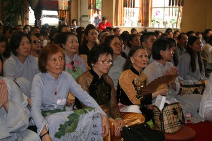 Người Việt ở Anh tổ chức trọng thể Đại Lễ Vu Lan Báo Hiếu phật lịch 2554 - ảnh 3