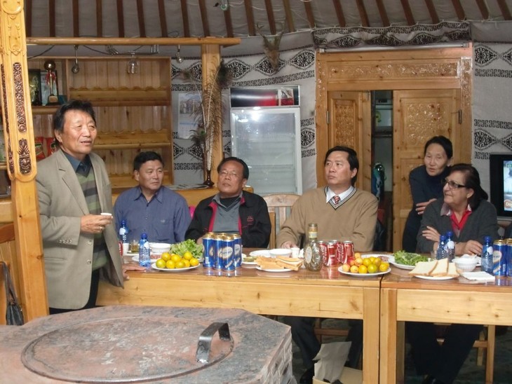 Giao lưu thân mật giữa những người Việt Nam và người Lào tại Mông Cổ - ảnh 1