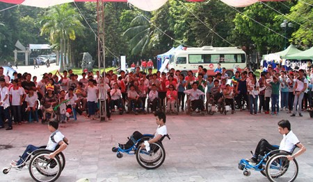 Độc đáo vũ điệu flashmob của người khuyết tật - ảnh 1