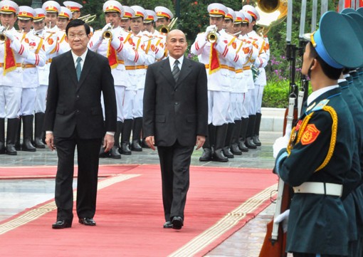 Chủ tịch nước đón và hội kiến với Quốc vương Campuchia  - ảnh 1