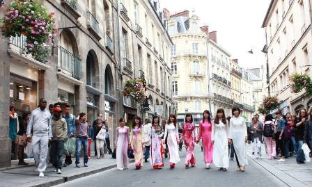 Nữ sinh Việt duyên dáng áo dài trên đất Rennes, Pháp - ảnh 2