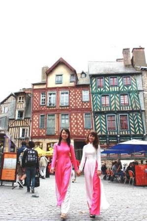 Nữ sinh Việt duyên dáng áo dài trên đất Rennes, Pháp - ảnh 4