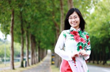 Nữ sinh Việt duyên dáng áo dài trên đất Rennes, Pháp - ảnh 8
