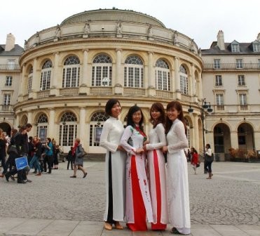 Nữ sinh Việt duyên dáng áo dài trên đất Rennes, Pháp - ảnh 11