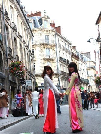 Nữ sinh Việt duyên dáng áo dài trên đất Rennes, Pháp - ảnh 13
