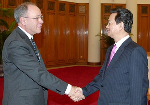 Thủ tướng Nguyễn Tấn Dũng tiếp Giáo sư đoạt giải Nobel  - ảnh 1